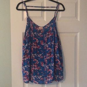 Flowy pink flowered tank w cute back detail